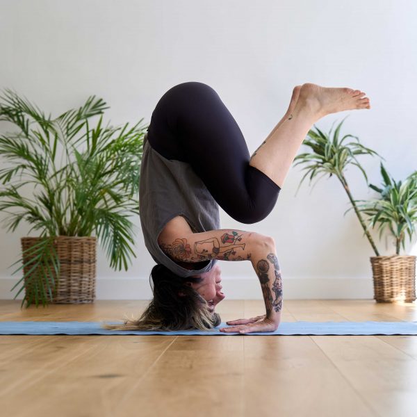 Práctica de Yin yoga en el estudio